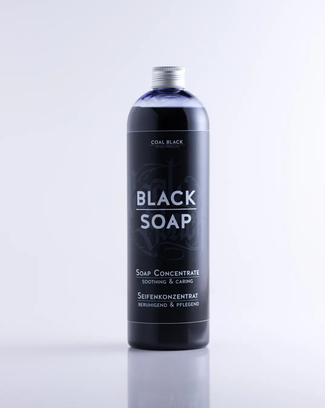 Eine elegante schwarze Flasche mit COAL BLACK-Seifenkonzentrat, silbernem Verschluss und minimalistischer weißer Beschriftung