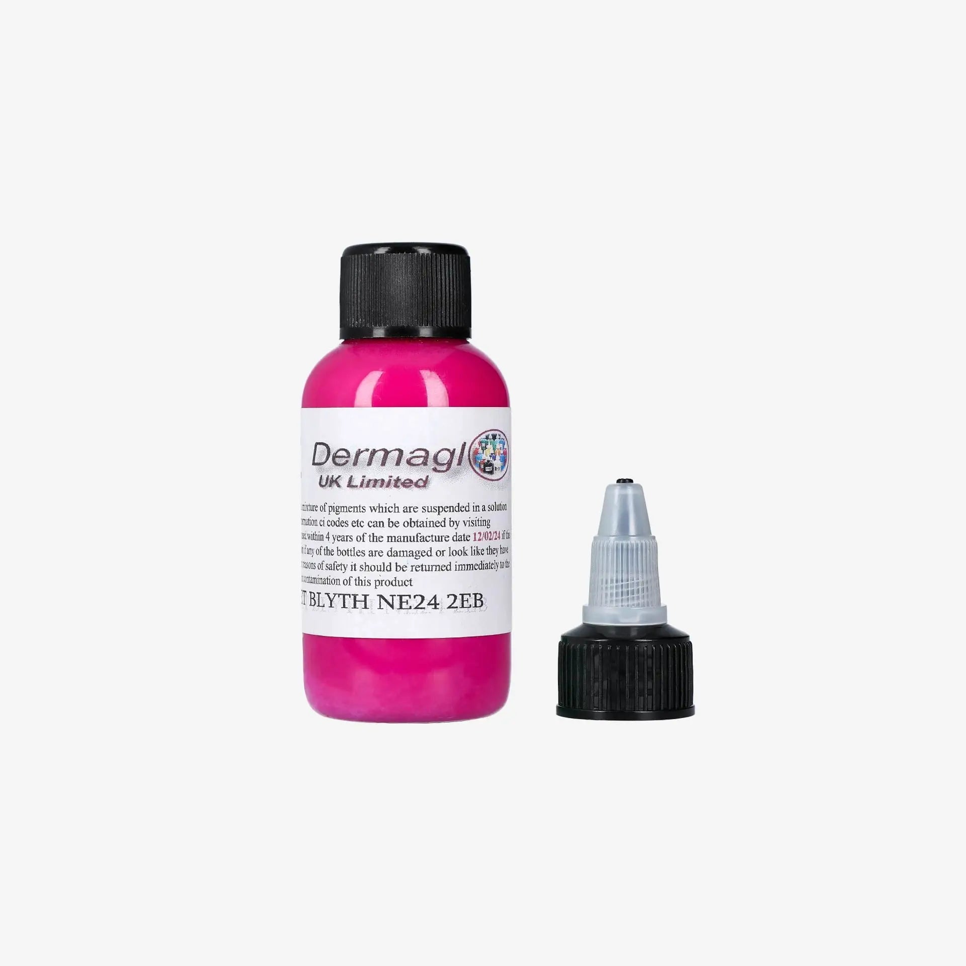 Auffällige rosa dermaglo-Tattoofarben-Flasche mit schwarzem Deckel und Tropfer, beschriftet mit blyth ne24 2eb in Magenta.