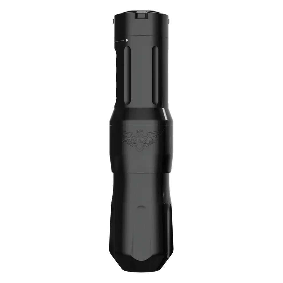Schwarze zylindrische fk irons One Adjust kabellose Tätowiermaschine mit strukturiertem Griff und graviertem Logo im Stealth-Design