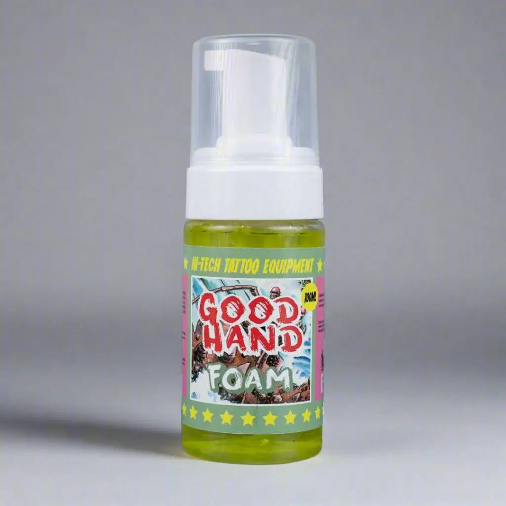 Ein leuchtend grünes schäumendes Handdesinfektionsmittel in einer klaren Plastikflasche mit weißer Pumpe und farbenfrohem Cartoon-Etikett mit dem Titel GOOD HAND Foam