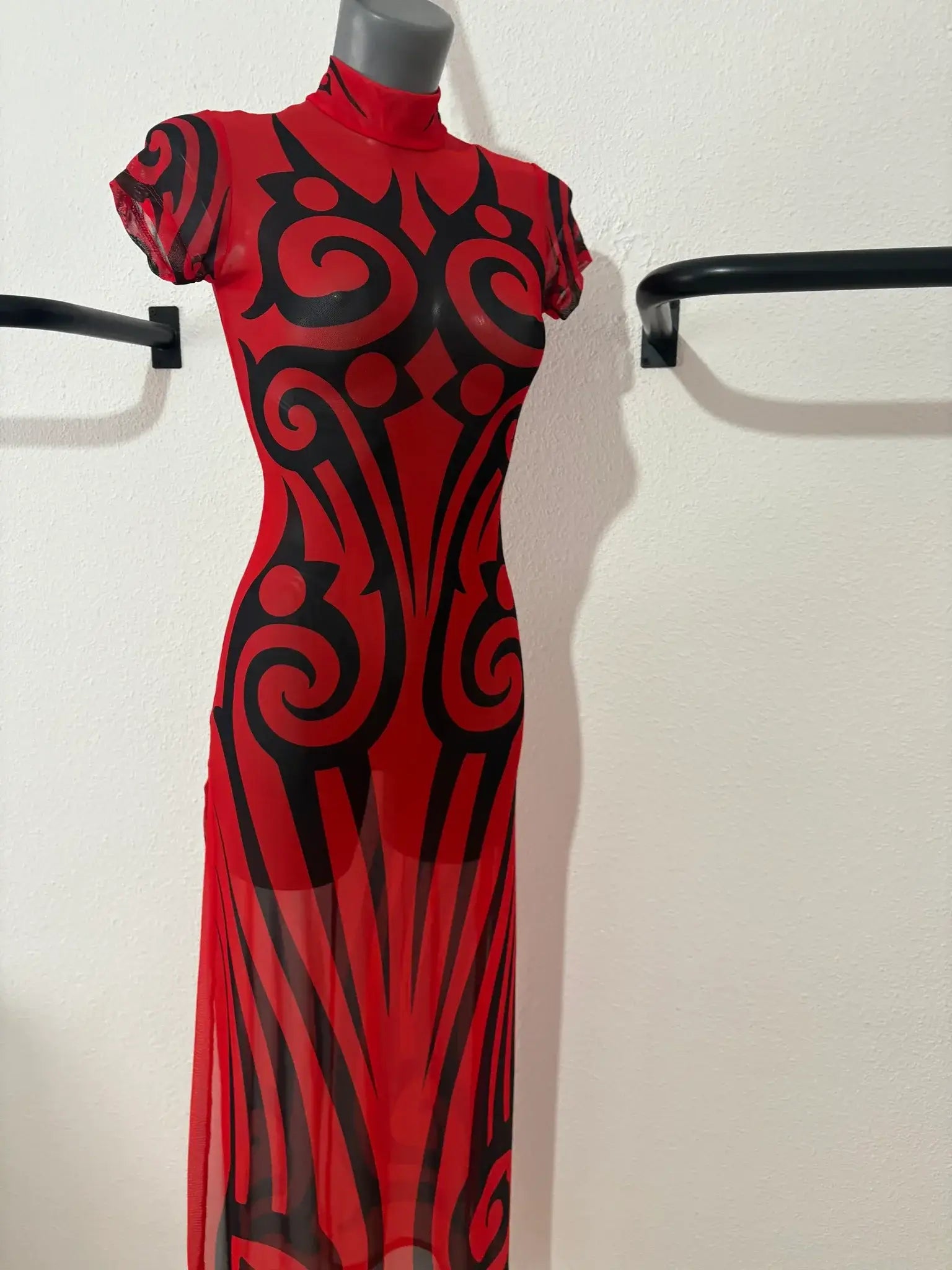 Abito trasparente a fantasia rossa e nera stile street fighter, con maniche corte e collo alto, di kalu ibiza muchacha navaja