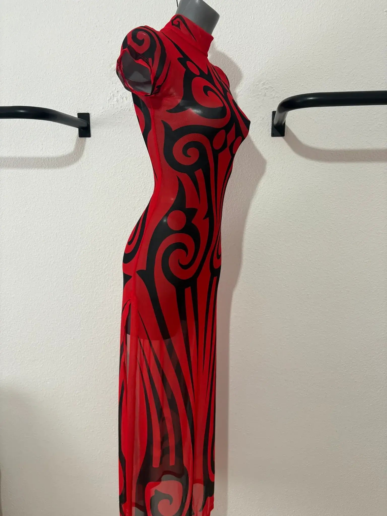 alt
Abito lungo rosso trasparente Kalu Ibiza Much Tribal Street Fighter con audaci motivi a spirale neri ispirati ai tribali