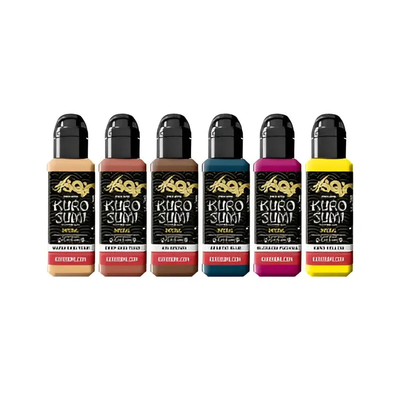 Sechs kuro sumi Imperial Tattoo-Farben-Flaschen in einer Reihe mit schwarzen Kappen und goldenen Drachenlogo-Etiketten im Anime-Set.