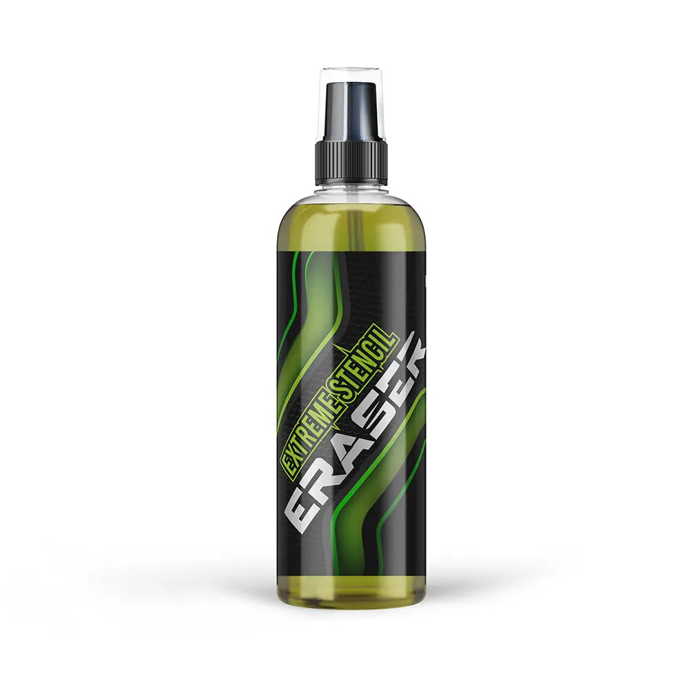 Une bouteille pulvérisatrice en plastique transparent de panthera effaceur stencil extrême avec liquide vert et étiquette noire avec texte vert fluo