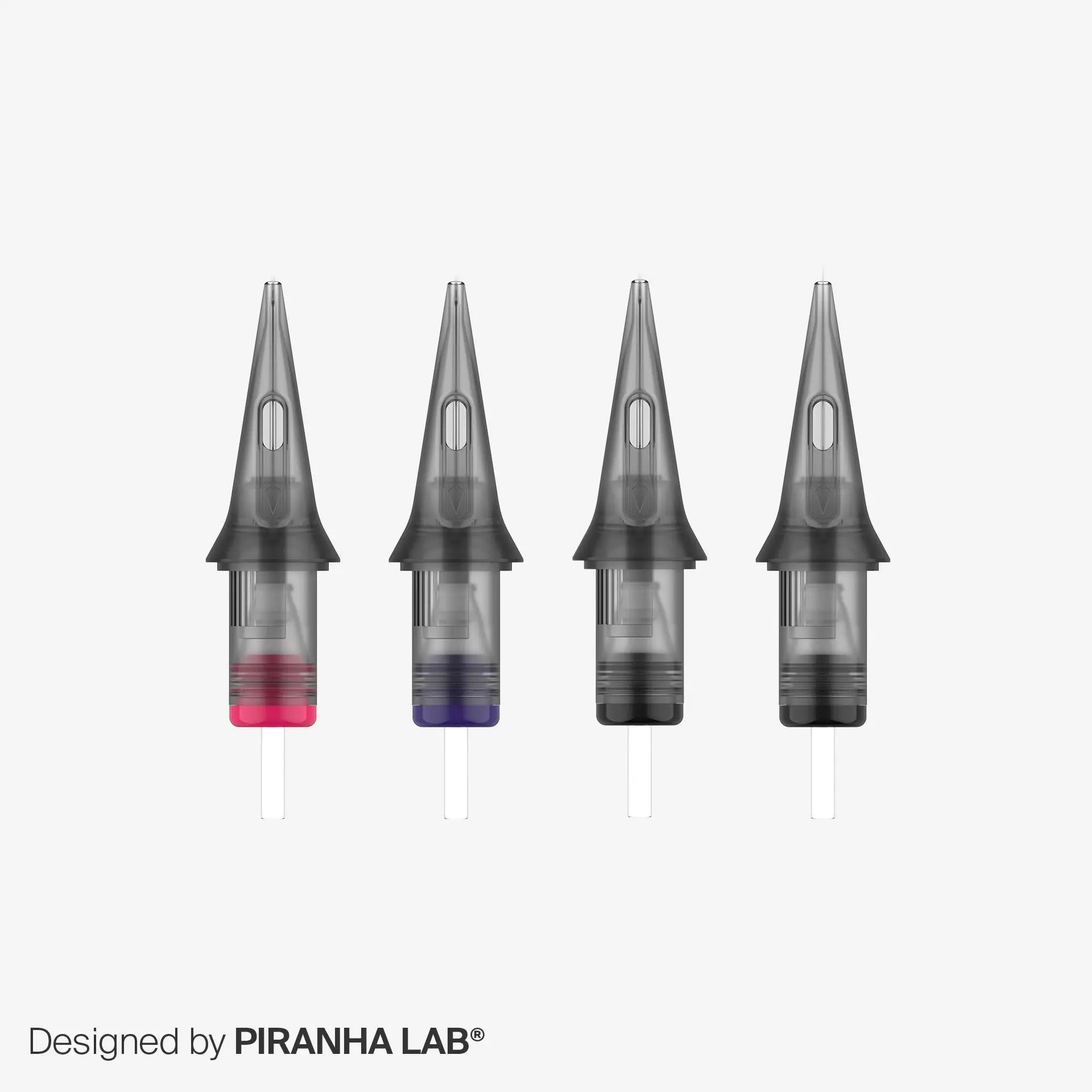 Vier halbtransparente graue piranha cartridge Fine-Line-Premium-Tattoonadeln mit pinken, violetten, schwarzen und dunkelgrauen Farbenkammern