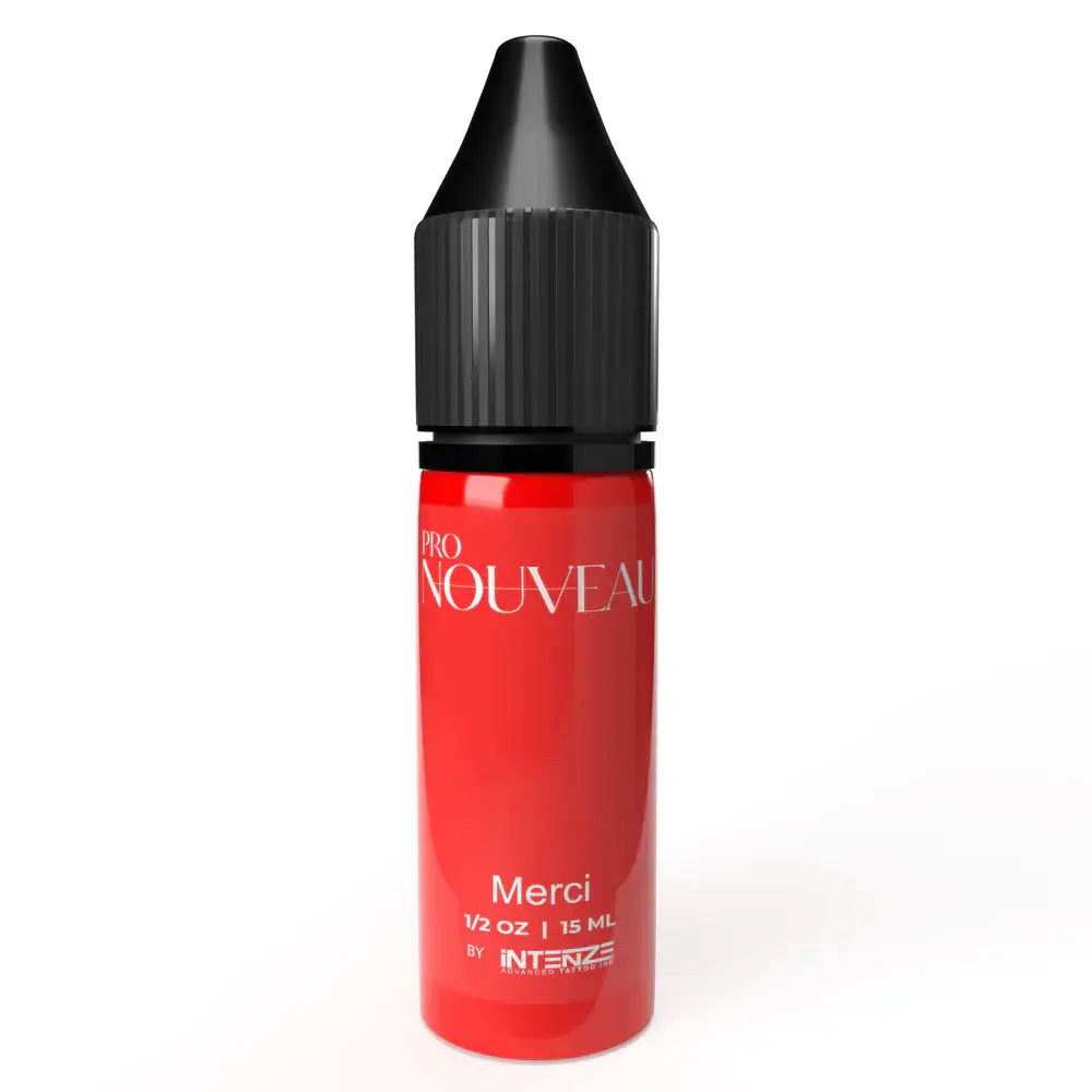 Eine leuchtend rote, glänzende Plastikflasche mit schwarzem, geriffeltem Tropfverschluss, beschriftet mit PRO NOUVEAU von INTENZE PMU Pigment Lips Collection