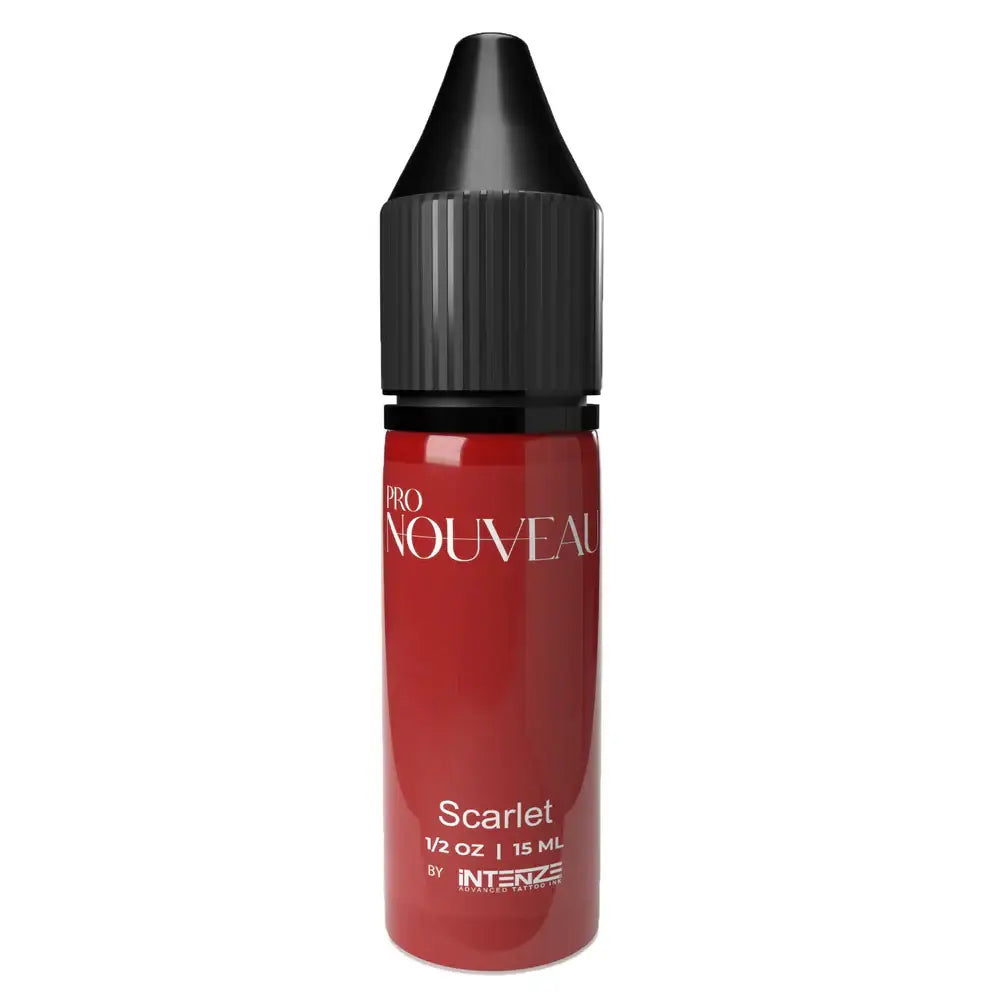 Eine elegante rote PMU-Pigmentflasche mit schwarzem geriffeltem Verschluss, beschriftet mit PRO NOUVEAU Scarlet von INTENZE Lips Collection