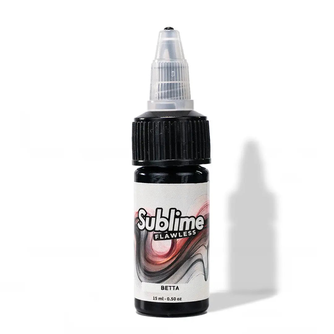 Schwarze Glasflasche mit geriffeltem Verschluss und klarem Tropfer, beschriftet mit sublime flawless PMU-Pigment Betta mit rosa-grauem Design