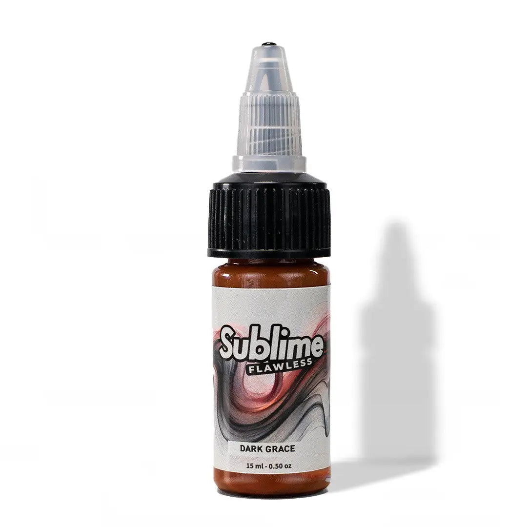 Eine kleine bernsteinfarbene 15-ml-Flasche mit sublime pmu Pigment-Farben, schwarzem geripptem Deckel und klarem Tropfer, beschriftet mit Dark Grace