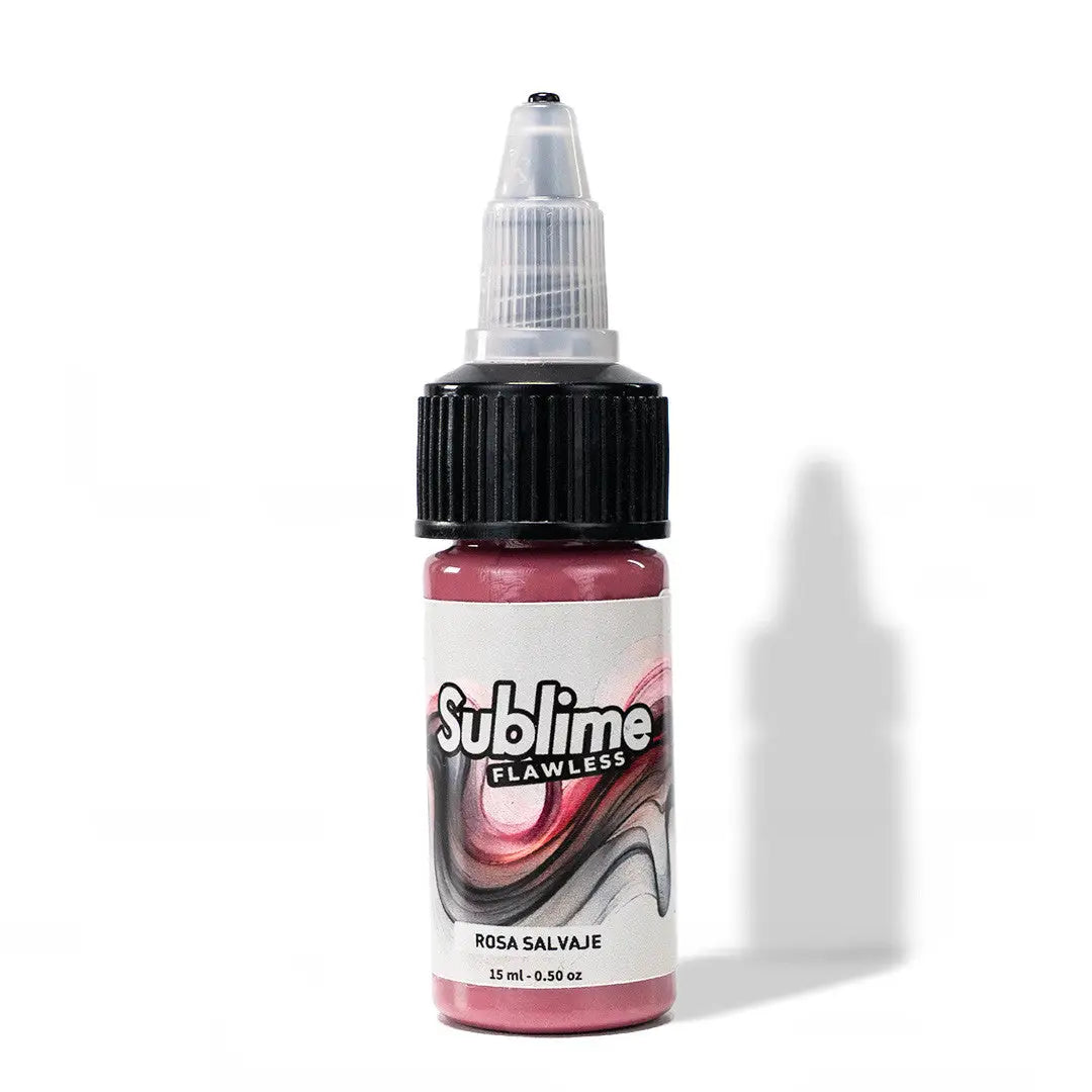 Eine kleine klare Plastikflasche mit schwarzem Verschluss und weißer Pipette enthält rosa-rote sublime makellose rosa salvaje Tätowier-Farben