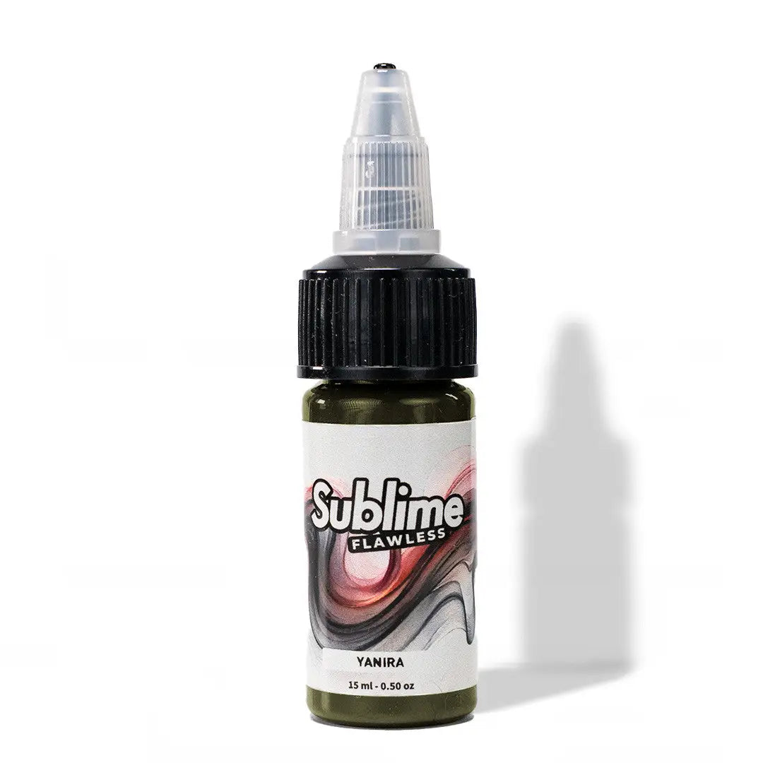 Eine kleine dunkelgrüne Glasflasche mit schwarzem Verschluss und klarem Tropfer, beschriftet mit sublime flawless PMU-Pigment Yanira