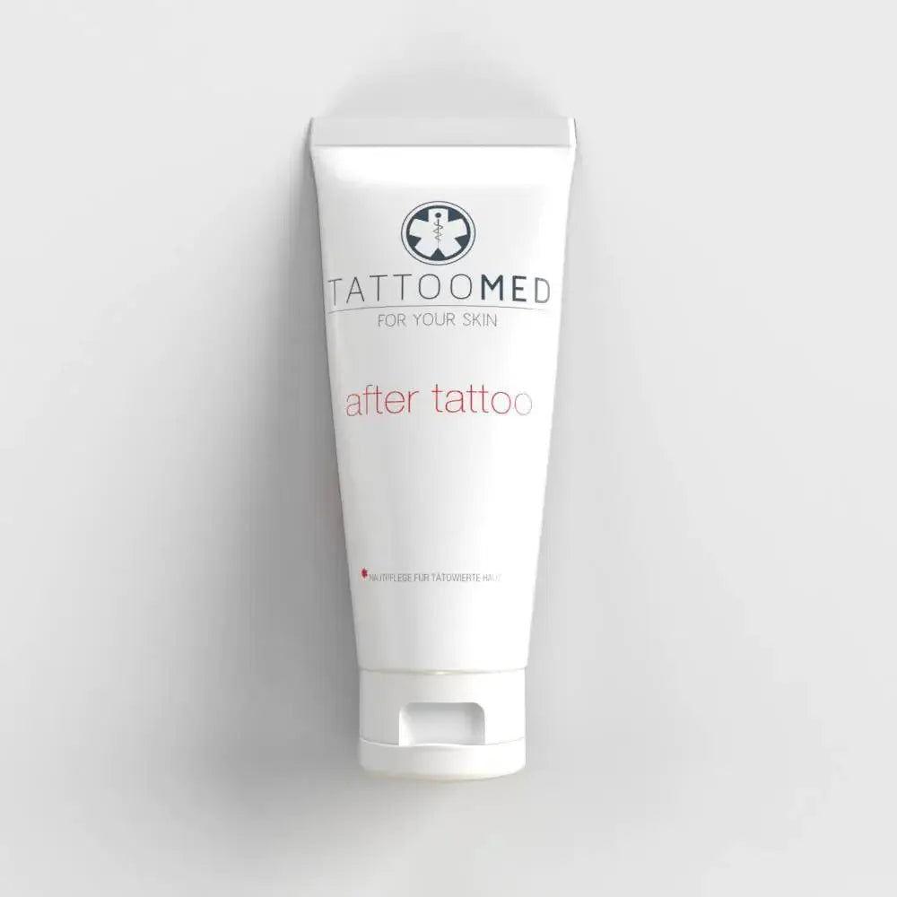 Tube blanc de crème après tatouage TATTOOMED pour le soin de la peau, présentant l’arrière de l’emballage du produit