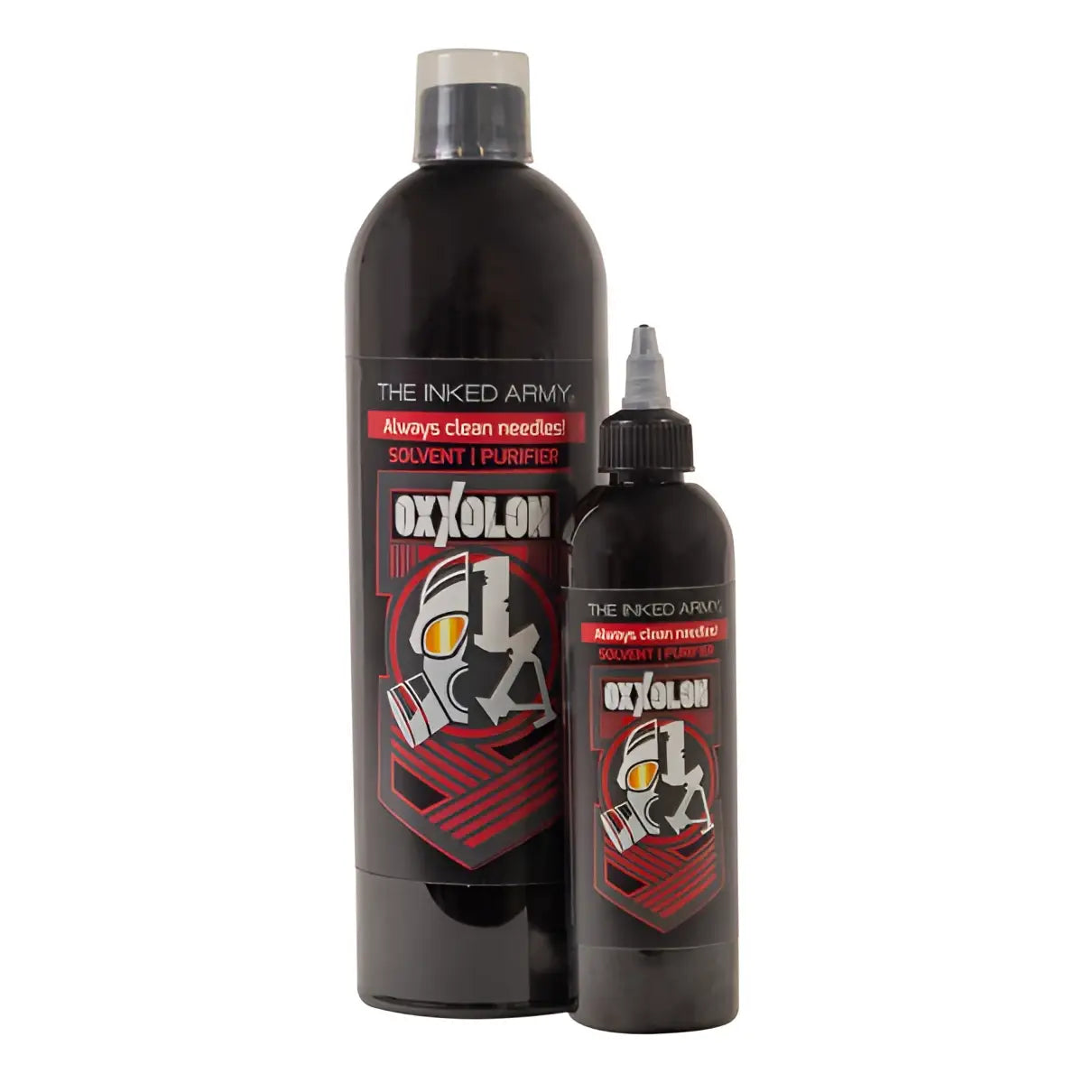 Schwarze Plastikflaschen von THE INKED ARMY Oxyolon-Lösungsmittelreiniger mit rot-weißen Etiketten und Gasmasken-Logo zur Nadelreinigung