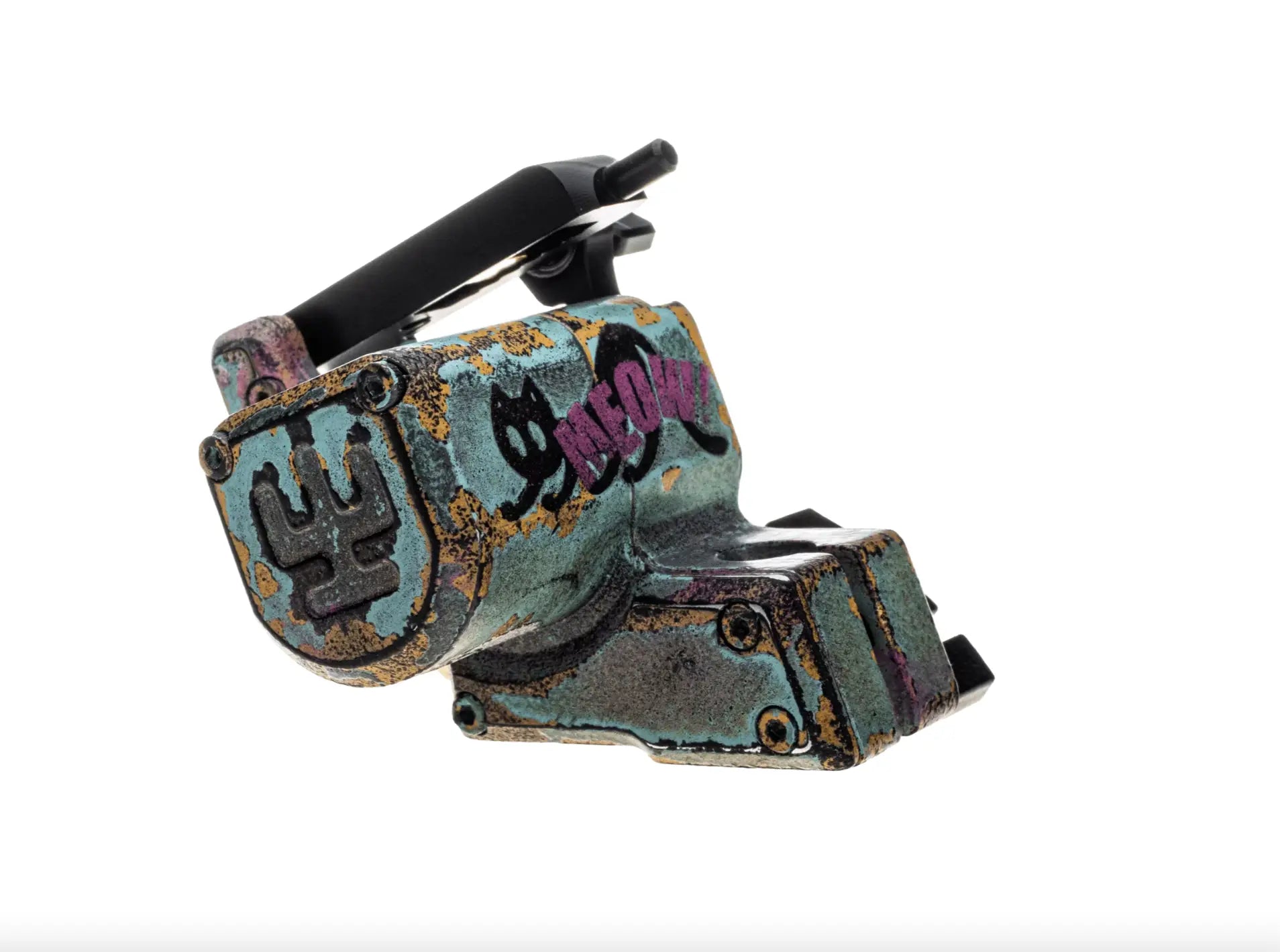alt
Eine verwitterte türkisfarbene und rostfarbene Tätowiermaschine mit schwarzer Graffiti-Schrift und einem stilisierten Katzendesign von shpigel