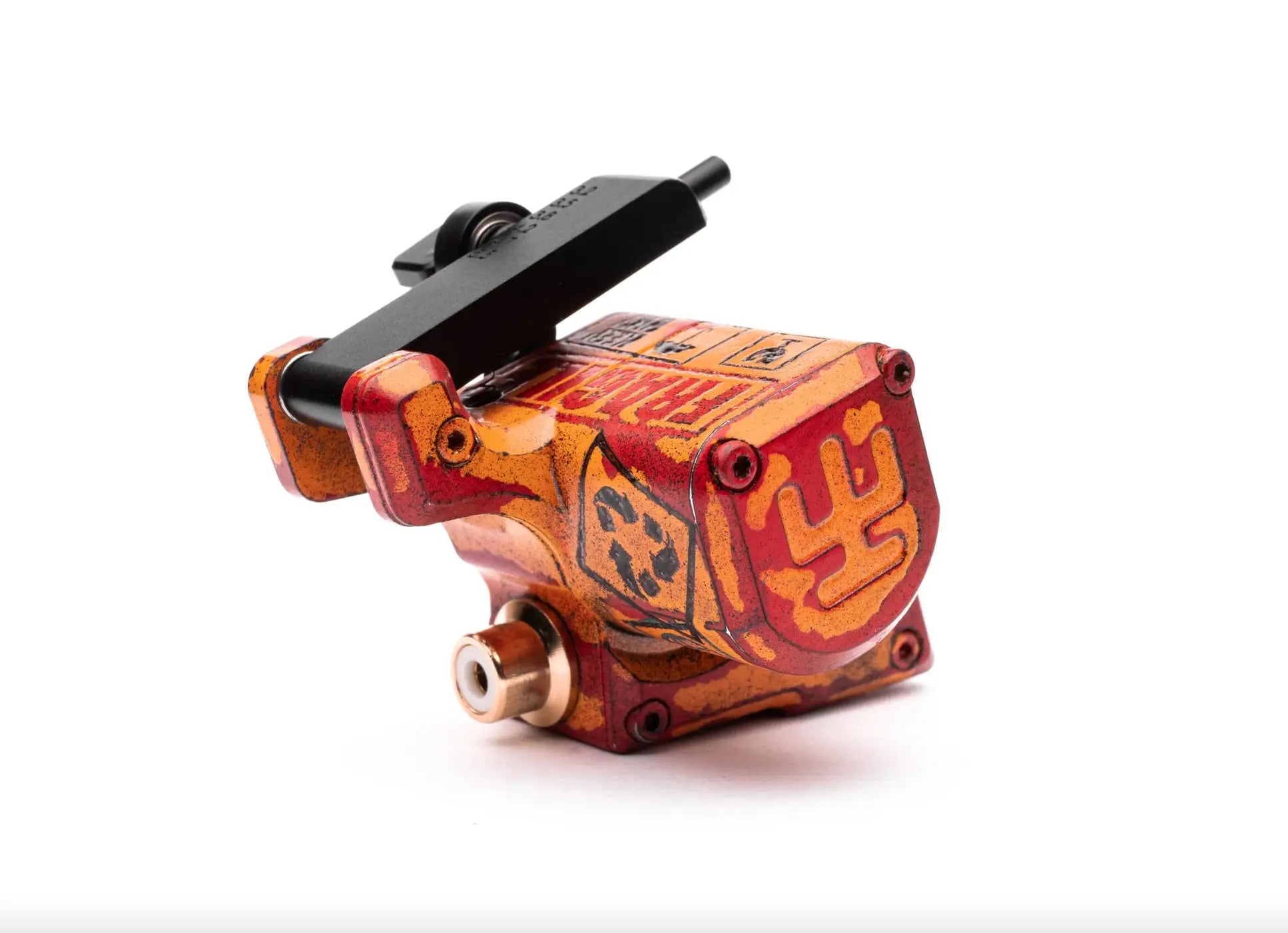 Eine leuchtend rote und orangefarbene Tätowiermaschine mit schwarzem Griff und auffälligen grafischen Designs von VLAD BLAD Avenger 2 Pro
