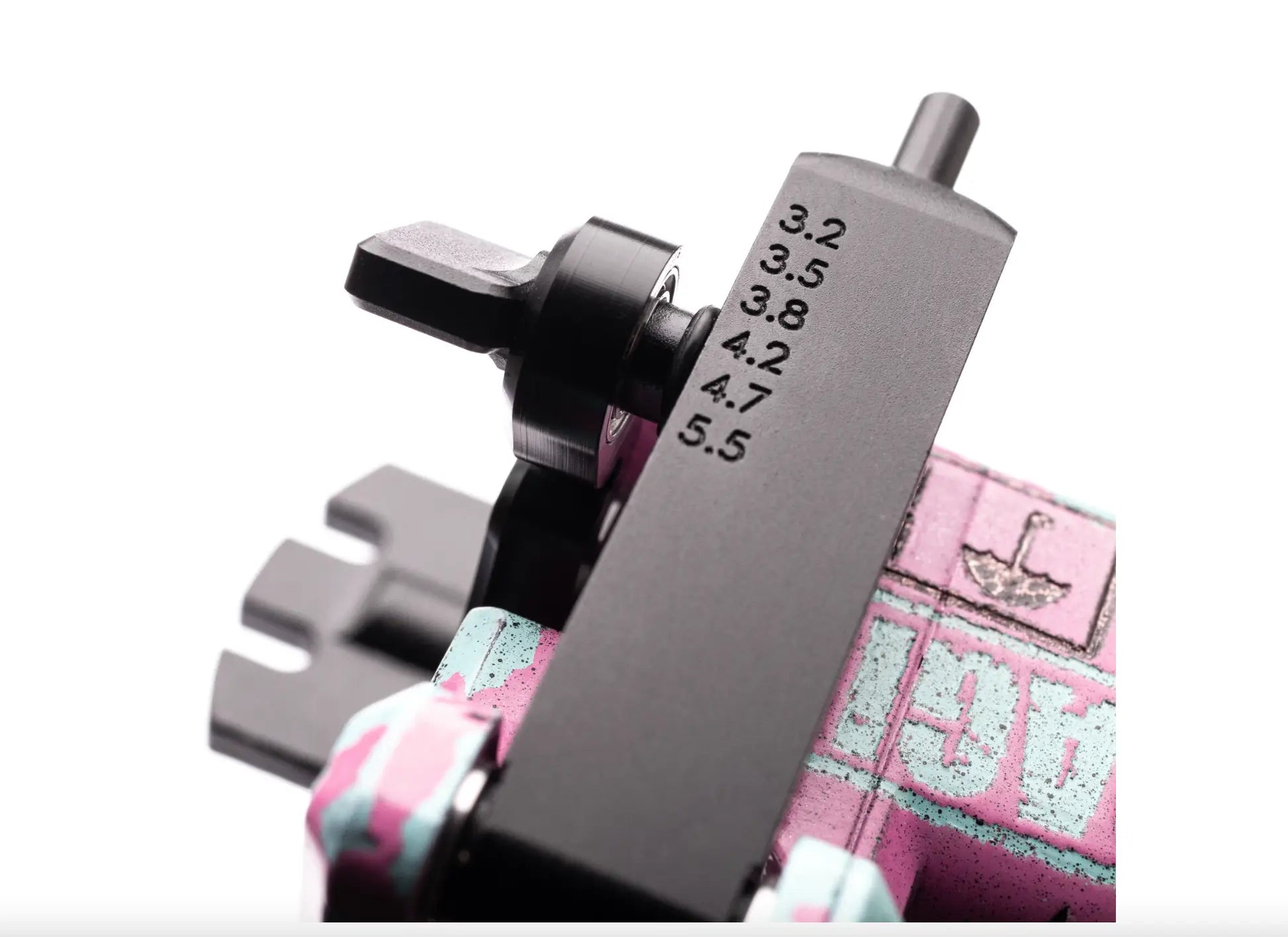 Black-Metal-Kaliper mit eingravierten Messmarkierungen für VLAD BLAD Avenger 2 Pro Pink Blue Fragile von Shpigel
