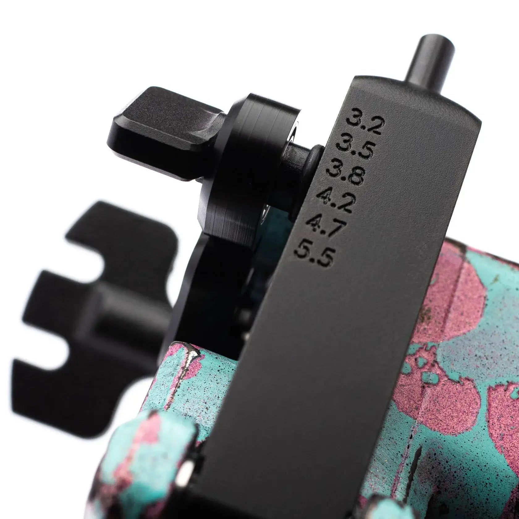 Black Vladenblad Avenger 2 Pro Tattoo-Maschine mit strukturierter Grifffläche, gravierten Markierungen und türkis-rosa Spritzlack-Design