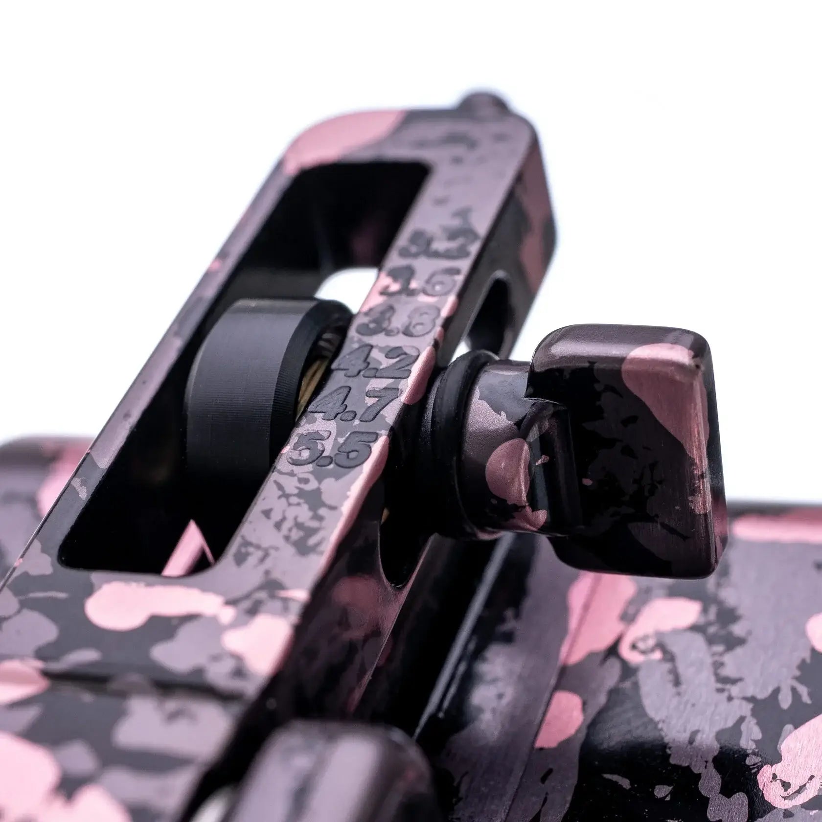 VLAD BLAD Avenger 4 Pro Camo Grey Pink Bow-Release-Hilfe mit pinkem und schwarzem Camouflage-Muster und eingravierten Maßmarkierungen