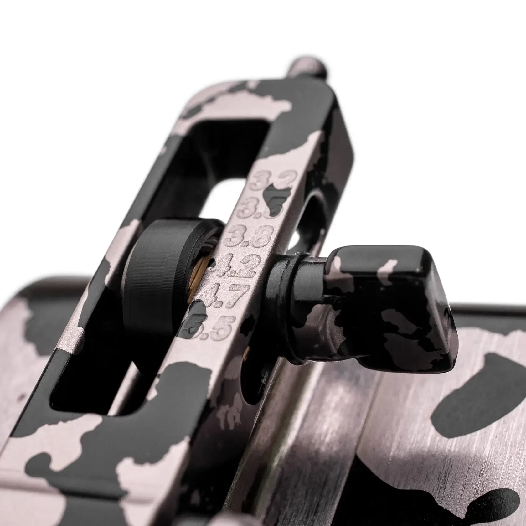 Schwarz-grauer Tarnfarben-VLAD BLAD Avenger 4 Pro-Kamerakäfig mit gravierten Maßmarkierungen in Camouflage-Silber und Schwarz