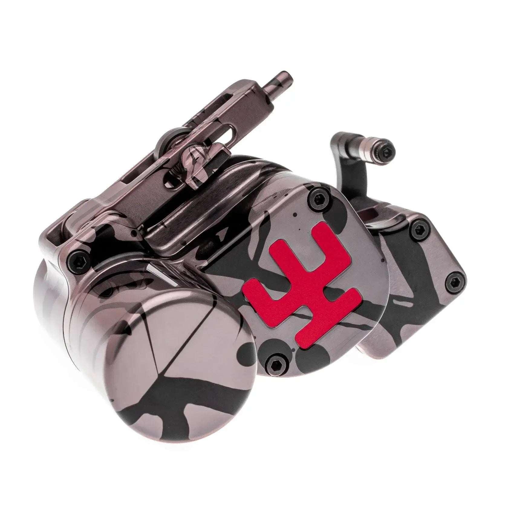 Eine schlanke metallische Tattoomaschine VLAD BLAD Avenger 4 Pro mit schwarz-grauem Camouflage-Finish und rotem Logo an der Seite