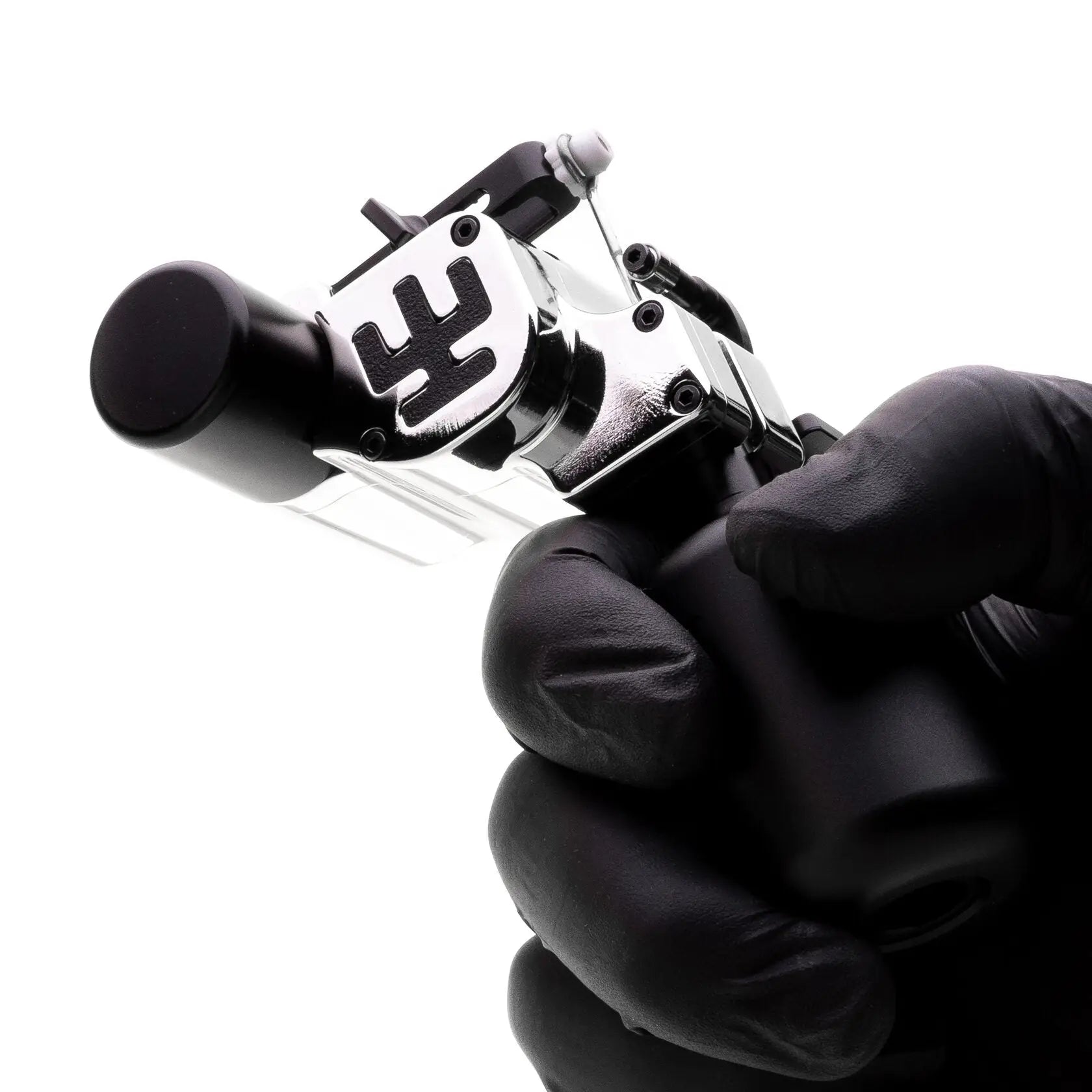 Schwarz-silberne Nickel-Tätowiermaschine VLAD BLAD Avenger 4 Pro mit Swastika-Emblem, gehalten in behandschuhten Händen