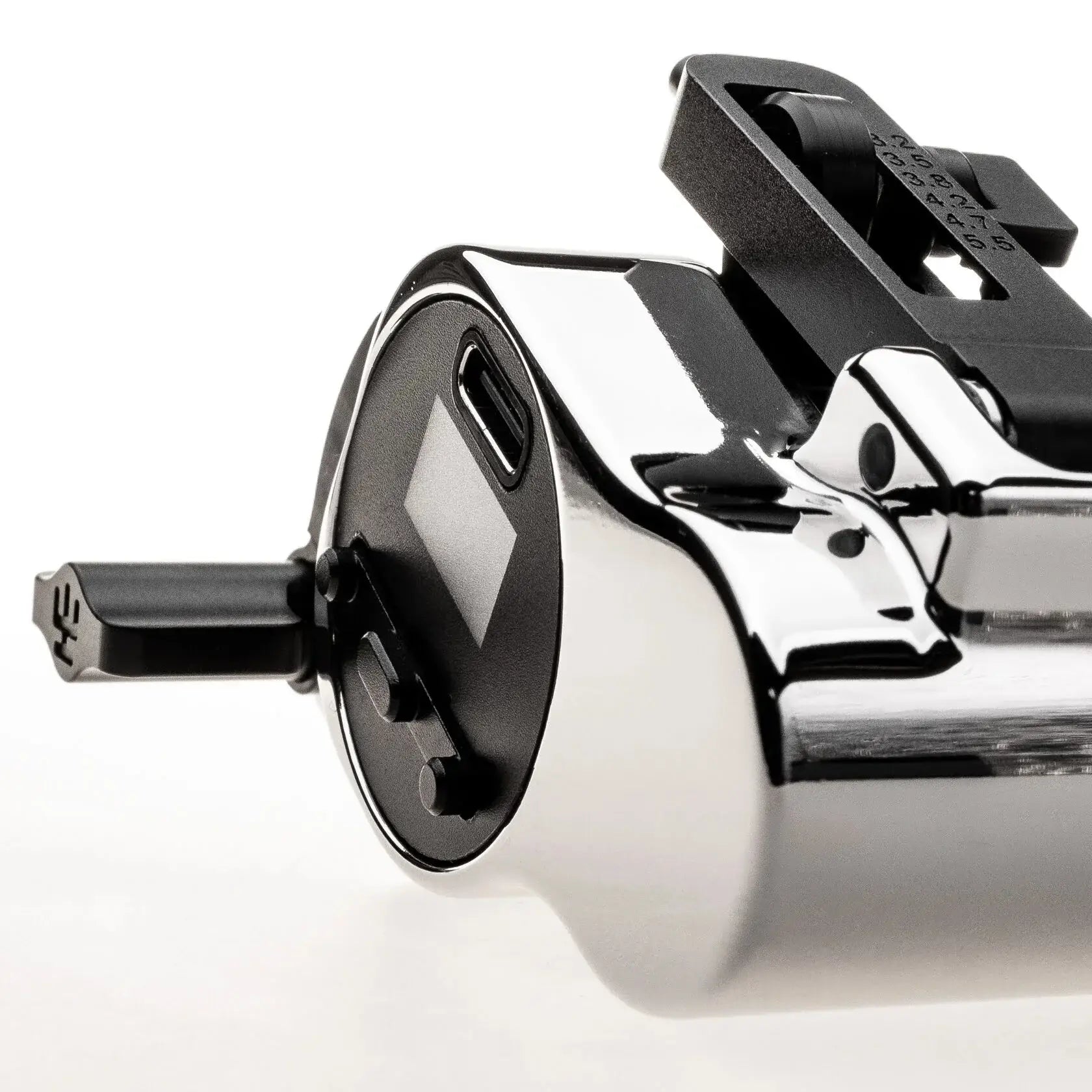 Vladi blad avenger 4 pro tragbares Ladegerät mit Nickel-Chrom-Finish, schwarzen Akzenten und sichtbarem USB-C-Anschluss