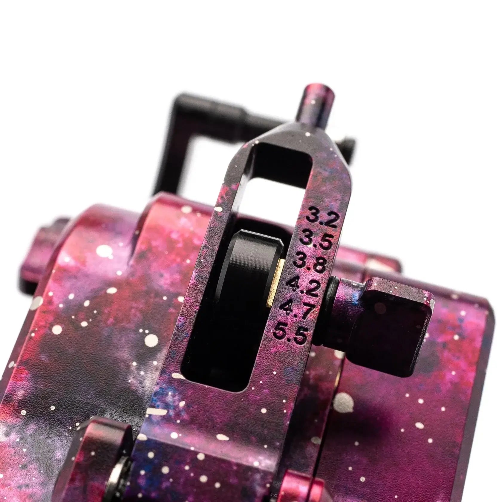 VLAD BLAD Avenger 4 Pro Tattoo-Maschine im Weltraum-Design mit lebendigem Galaxie-Design, metallischem Finish und nummerierten Einstellstufen