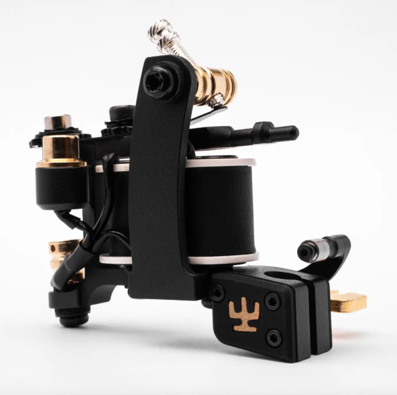 Schwarze VLAD BLAD Coil-Tätowiermaschine mit goldenen Akzenten und markantem Logo für Feinarbeiten, von hinten gezeigt