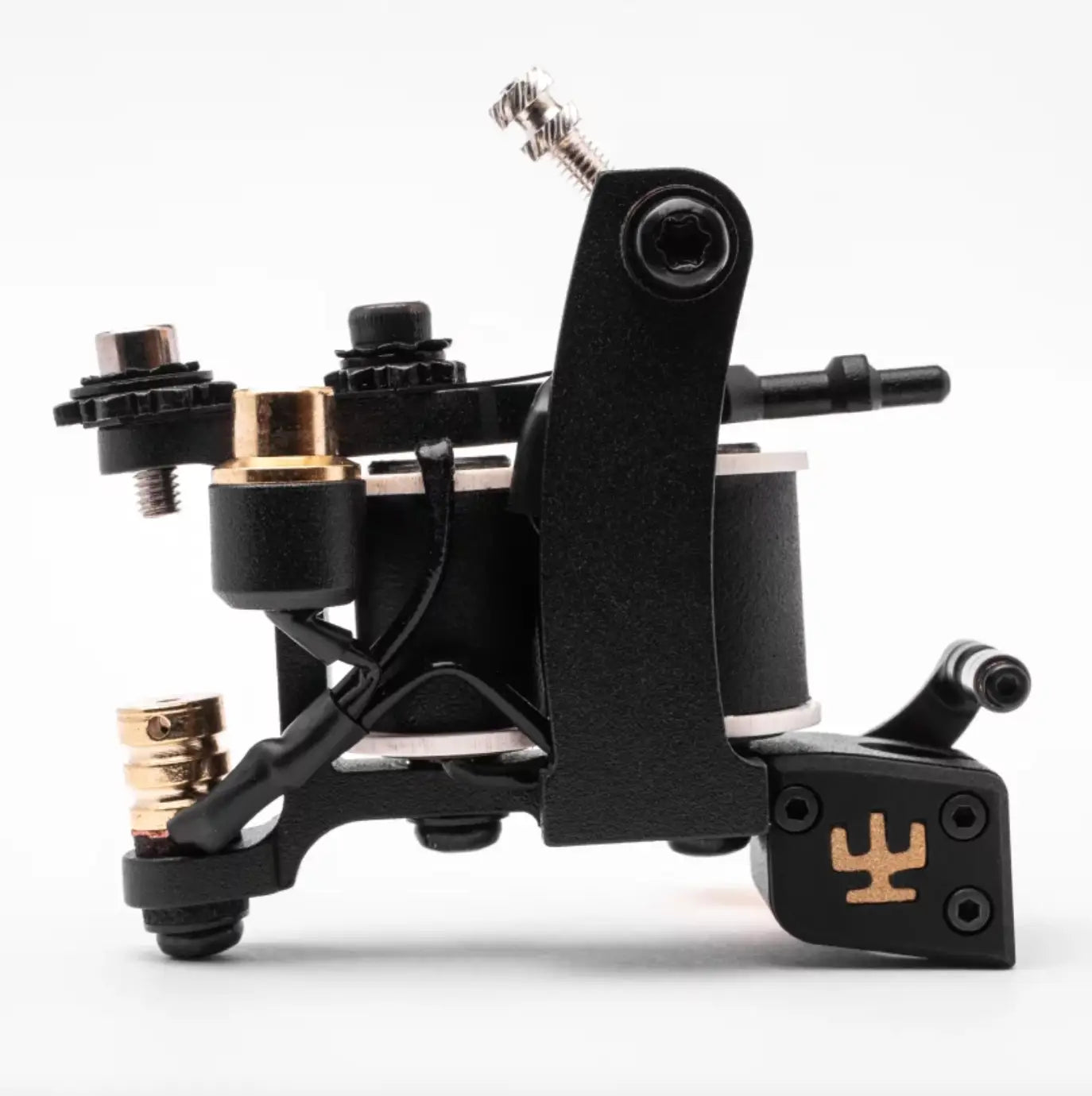 alt
Schwarze Tattoo-Coil-Fineliner-Pro-Maschine mit goldenen Akzenten und Vladi-Blad-Logo auf dem Fußpedal, weiße Unterlegscheiben