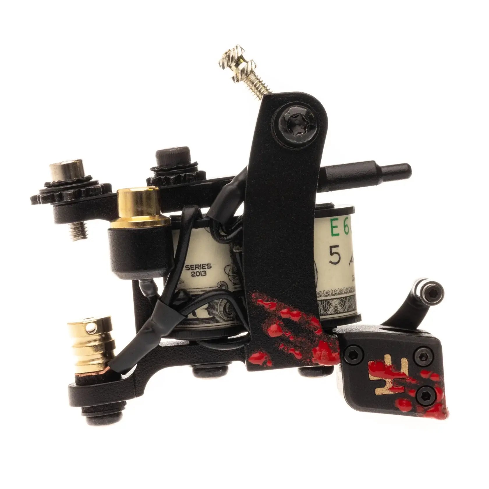 txt
Schwarze Coil-Tätowiermaschine mit goldenen Akzenten und rotem Spritzer-Design, mit einem von einem Dollar-Schein umwickelten Gehäuse von VLAD BLAD