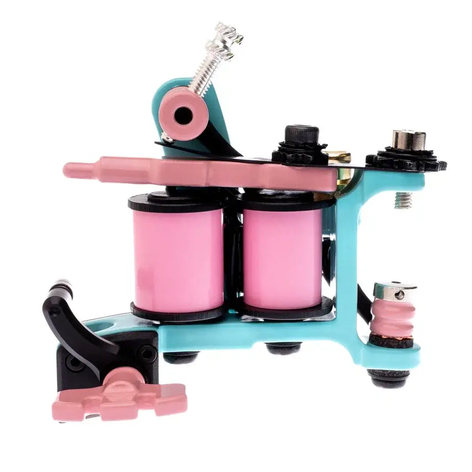 VLAD BLAD Coil Infinite Liner Pro Tätowiermaschine in Bubblegum-Blau und Pink mit Dual Coils, schwarzen Akzenten und Metallic-Finish