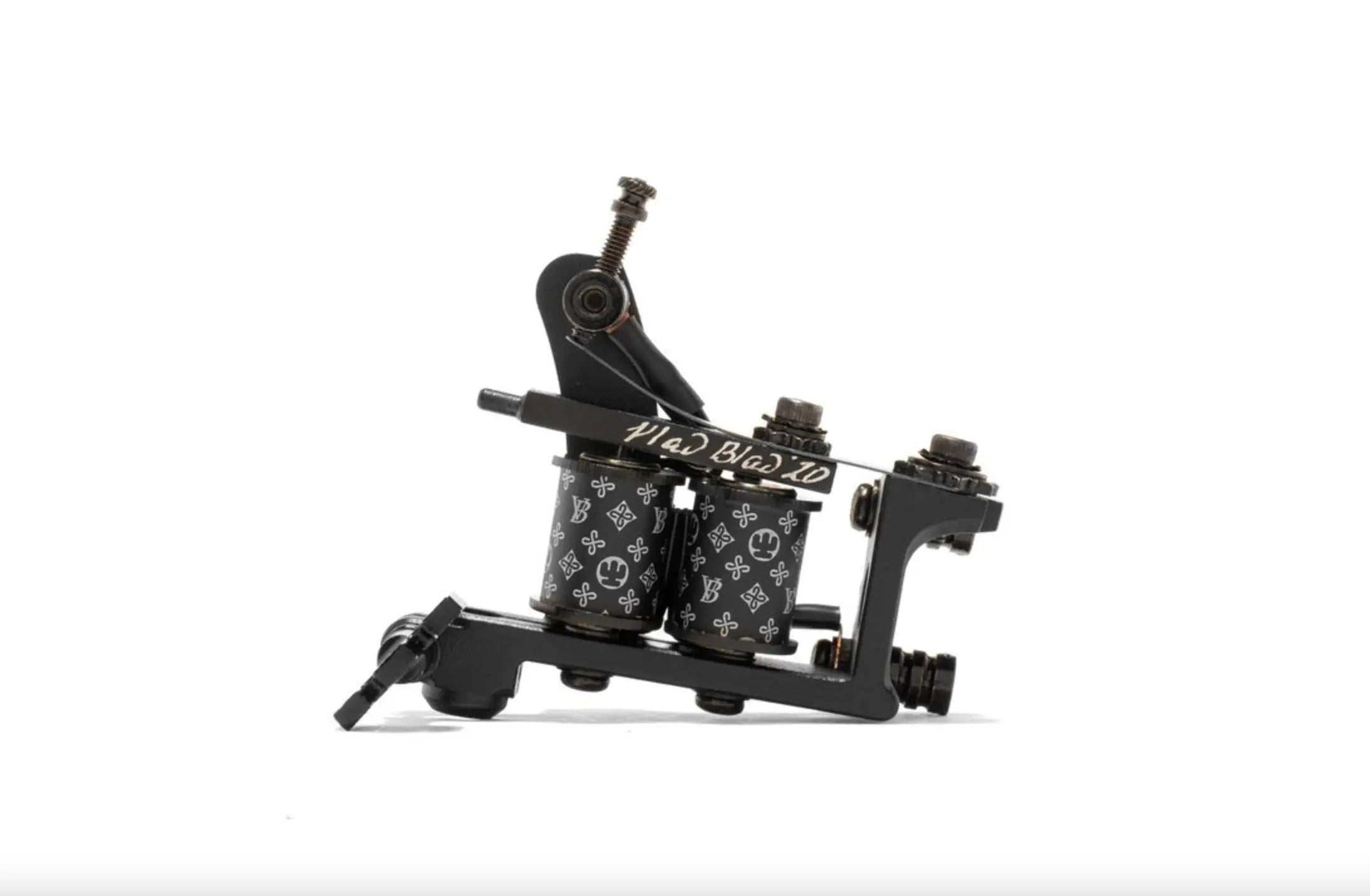 Schwarze Mad Blade Tattoo-Maschine mit Totenkopf-und-Knochenmuster auf den Spulen für den leichten Einsatz mit VLAD BLAD Pro Shader