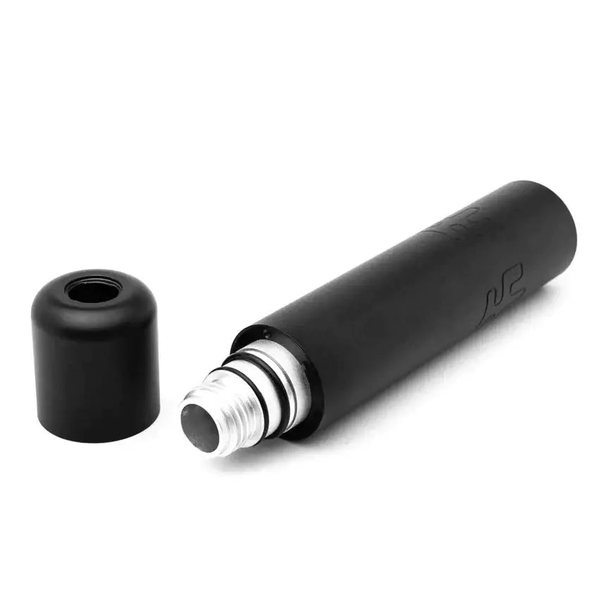 Schwarzer zylindrischer Rollerball vladd blad ultron 3 max mit matter Oberfläche, silberner Metallgewinde und geprägtem Logo an der Seite