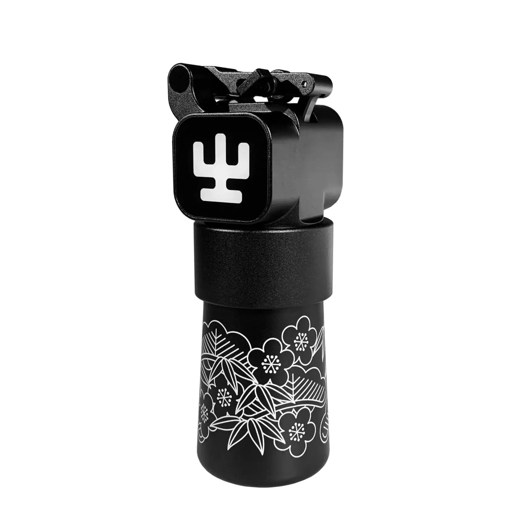 alt
Schwarze zylindrische Fahrrad-Lenkerklemme mit weißen floralen Mustern und stilisiertem C-Logo von Ivan Hack für Ultron 4 Pro
