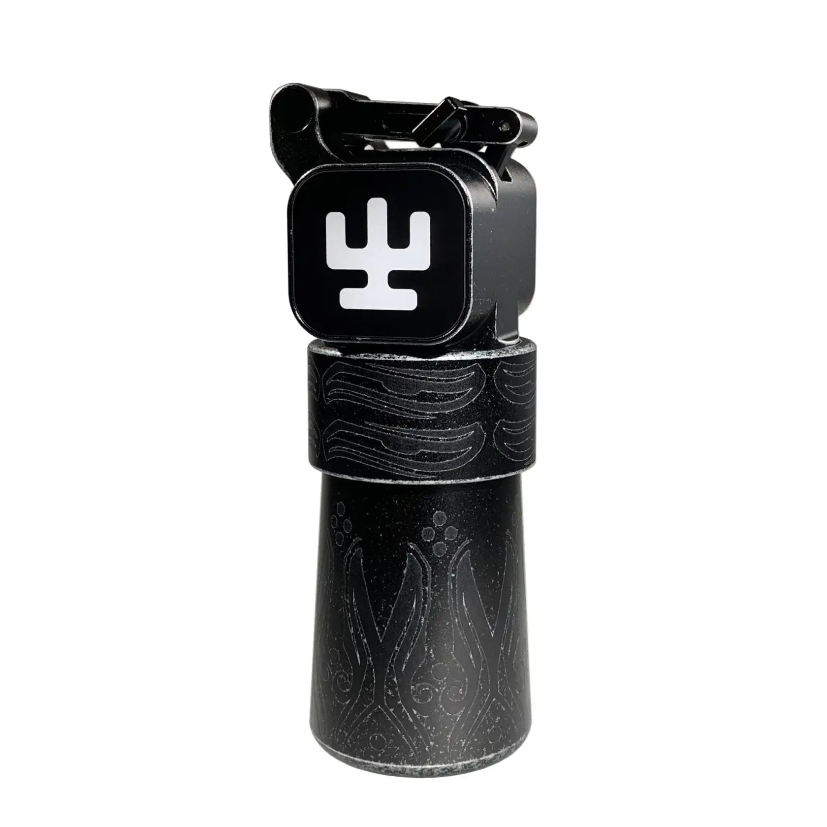Schwarze zylindrische Wasserflasche mit gravierten Tribal-Mustern und weißem Deckel mit Kaktus-Logo von Sadhakaya VLAD BLAD ULTRON 4 PRO