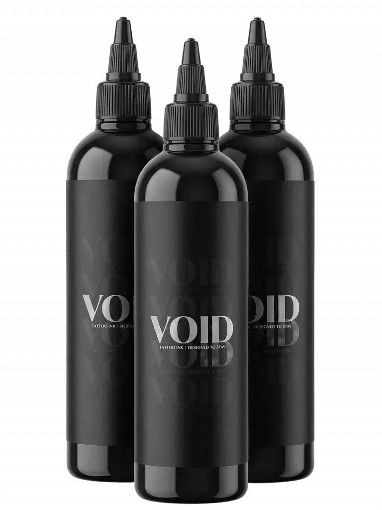 Drei elegante schwarze Kunststoffflaschen mit Void-Tätowierfarben, schwarzer Farben, minimalistischem weißem Branding und Pigmentstruktur