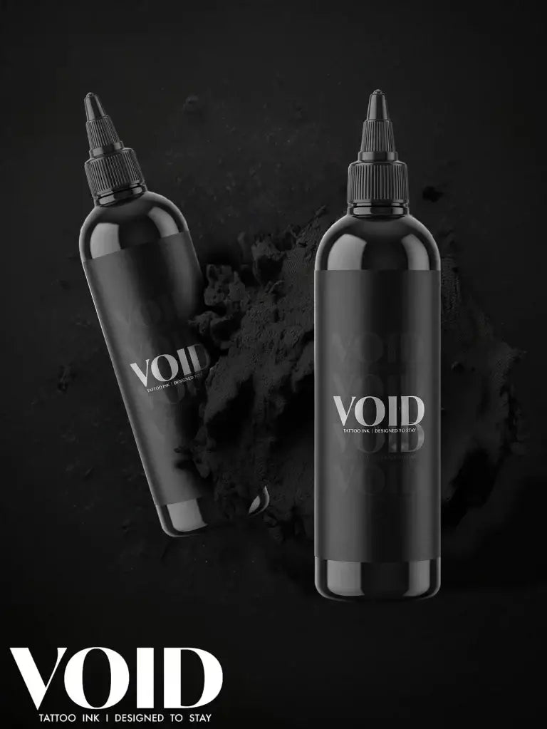 Zwei elegante schwarze Plastikflaschen mit Farben für Void-Tattootinte, minimalistischem weißem Branding und schwarzen Schraubkappen für schwarze Tattoo-Pigmentstruktur