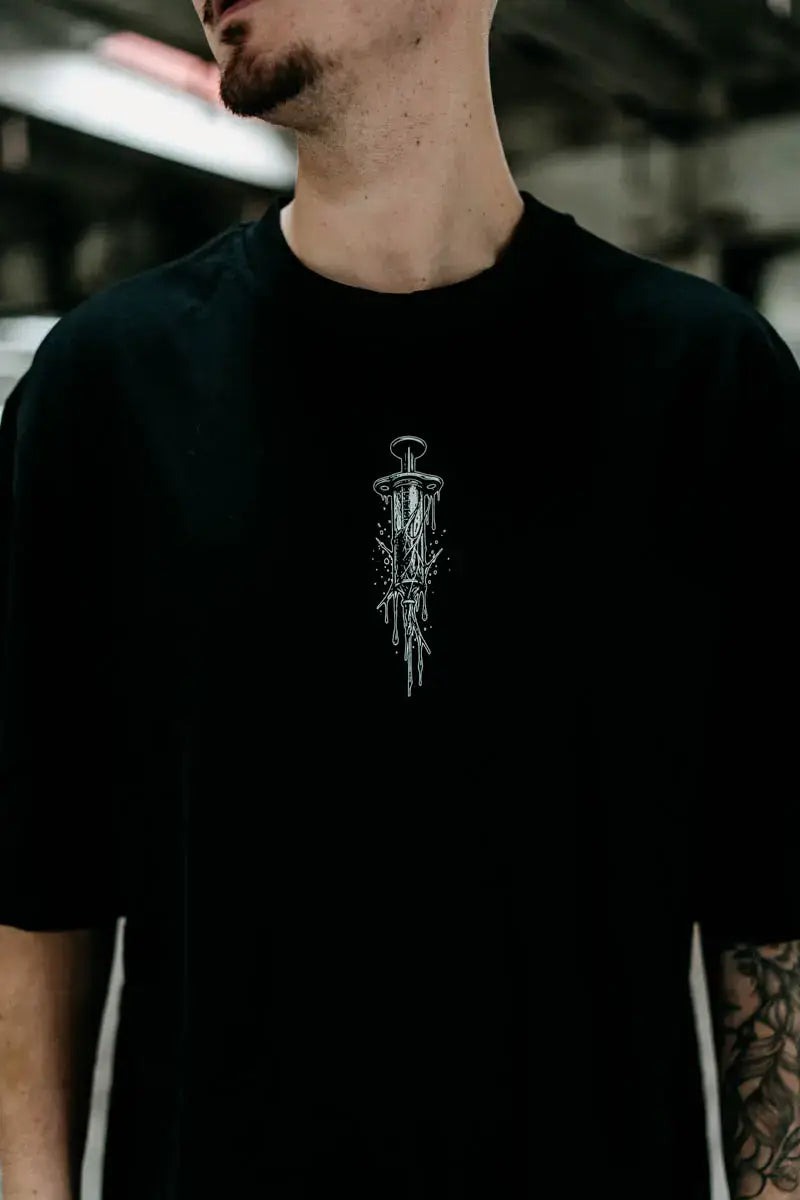 Schwarzes Oversized-Unisex-T-Shirt aus Baumwolle mit kurzen Ärmeln und weißem aufgesticktem Schwertmotiv auf der Brust wolfpack toxic faith T-Shirt
