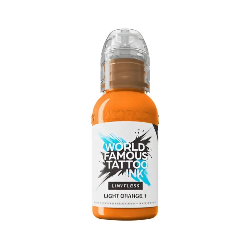 Eine leuchtend orange world famous limitlose Tattoo-Farben-Flasche mit klarem, rundem Verschluss und fettem schwarzem Textetikett auf weißem Hintergrund