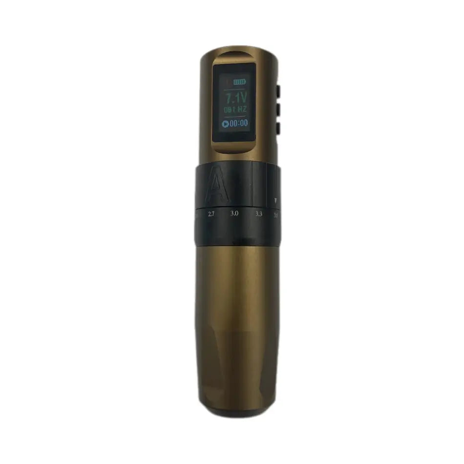 Goldfarbene elegante ergonomische Tätowiermaschine zuma stroke v2 mit digitalem Display zur Anzeige von Spannungs- und Frequenzeinstellungen