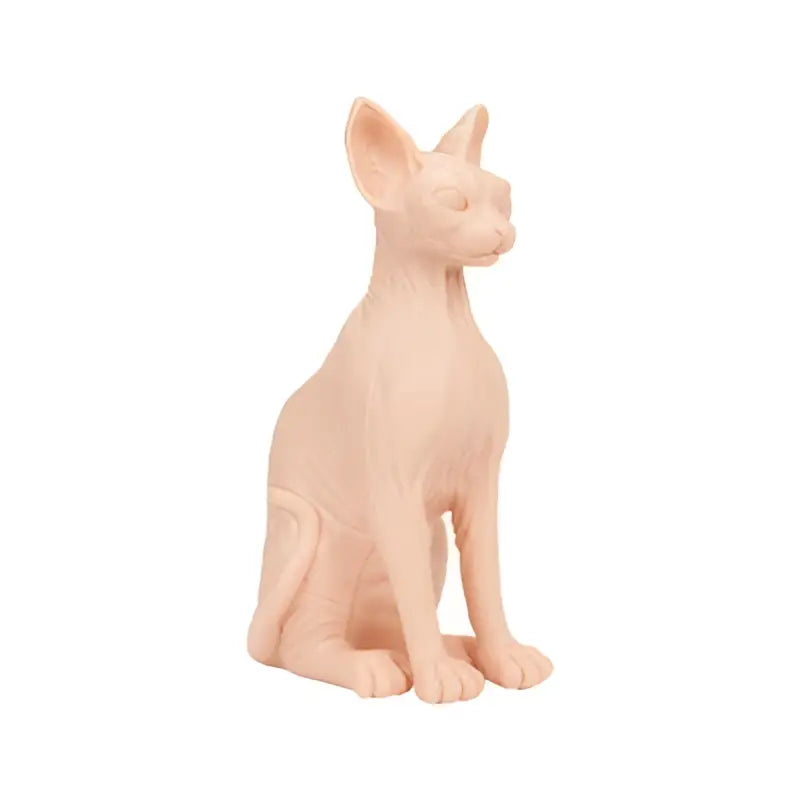 Eine glatte, blassrosa Sphynx-Katzenfigur ohne Fell mit dem Titel a pound of flesh, die in einer anmutigen Pose sitzt