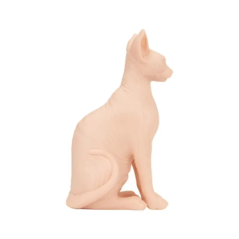 alt
Eine glatte, blassrosa Sphynx-Nacktkatzenfigur, die in anmutigem Profil als Dekoration oder Sammlerstück sitzt