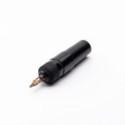 Schwarze zylindrische ACUS M1 Tattoo-Maschine mit metallischer Nadel TIP und Einweggriff für den professionellen Einsatz