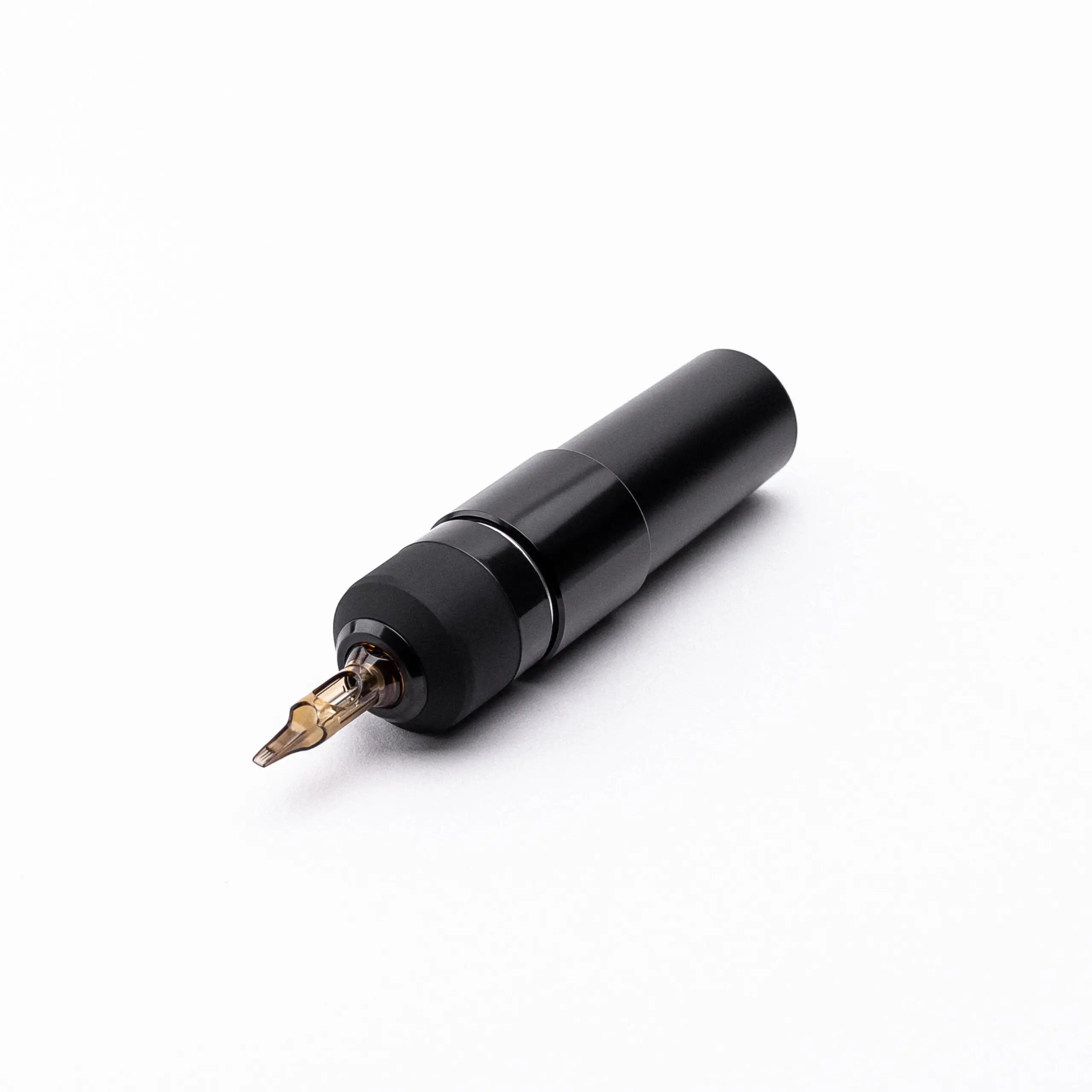 Schwarze zylindrische ACUS M1 Tattoo-Maschine mit metallischer Nadel TIP und Einweggriff für den professionellen Einsatz