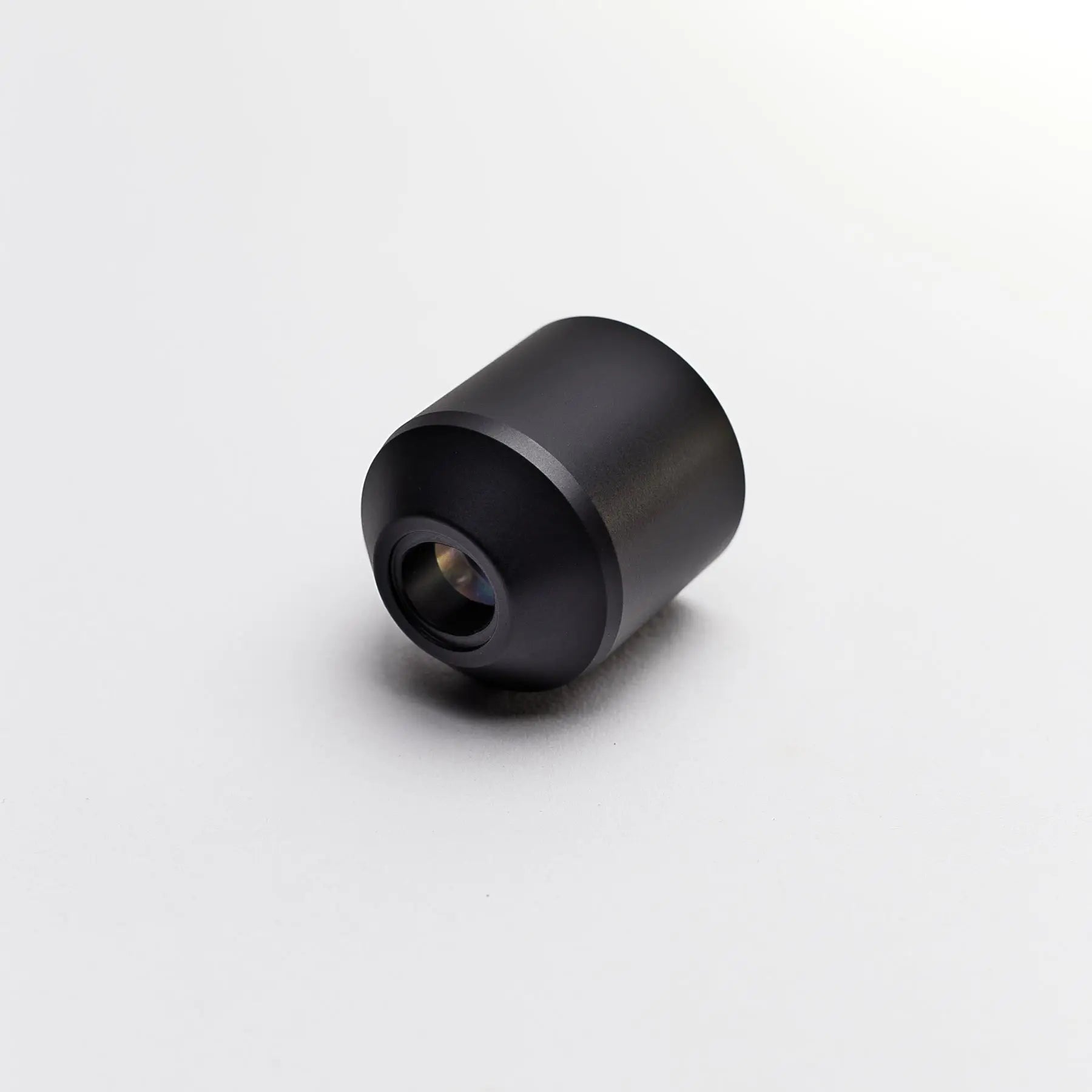 Schwarze zylindrische Laserdioden mit matter Oberfläche und sichtbarer optischer Komponente im ACUS M1-Griff, schweres Produkt