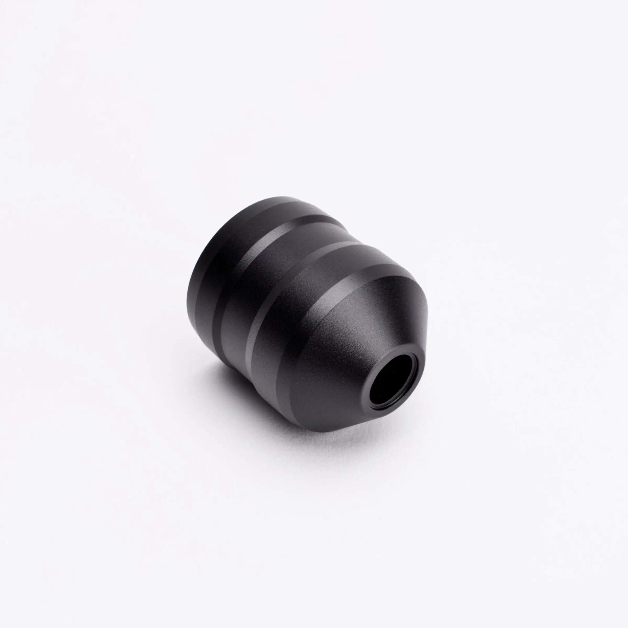 Schwarzer Tattoo-Maschinengriff aus mattiertem Metall mit konzentrischen Rillen ACUS M1 Grip Plus für präzise Kontrolle
