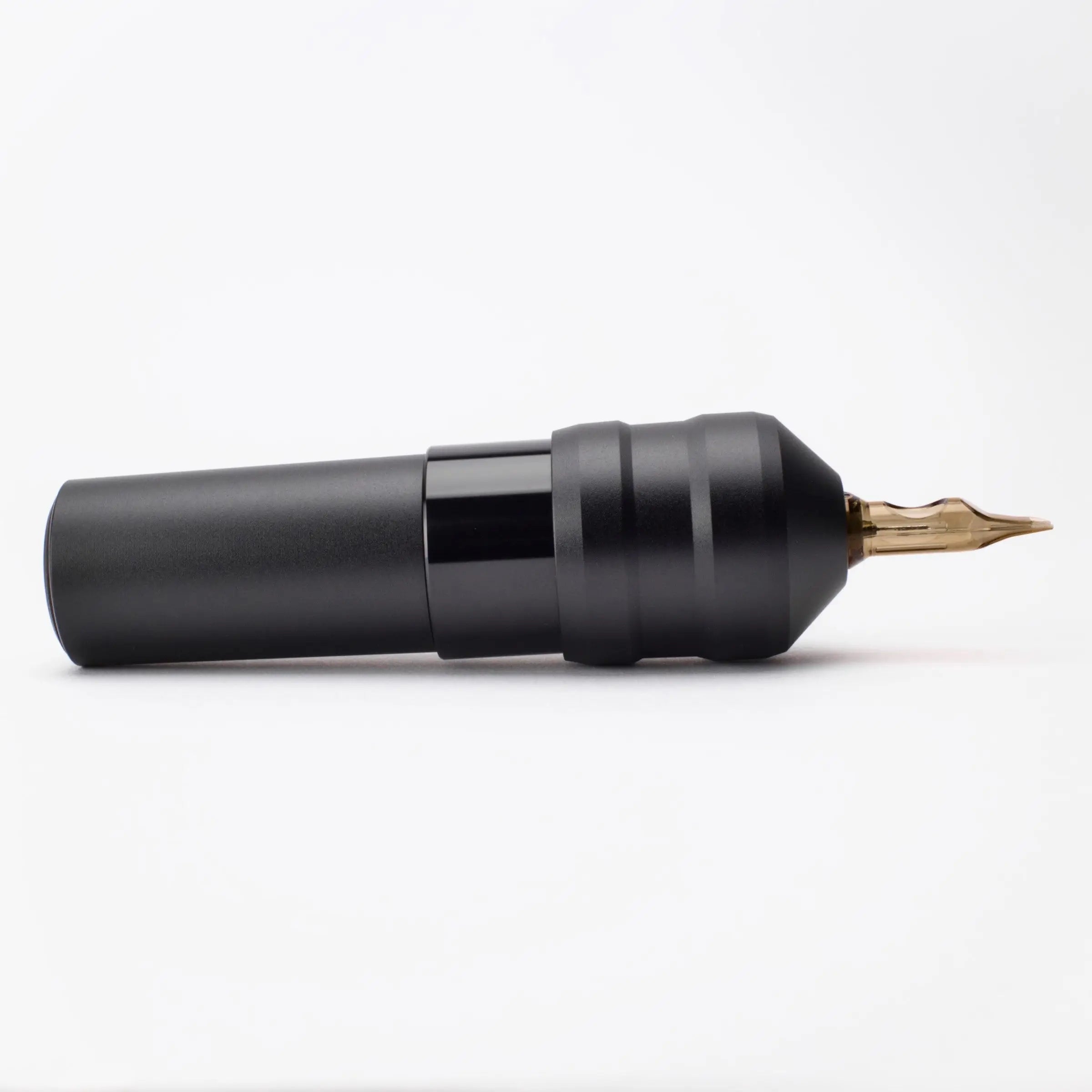 Schwarze ACUS M1 Plus Tattoo-Maschine mit goldfarbener TIP für präzises Tätowieren