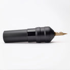 Schwarze ACUS M1 Plus Tattoo-Maschine mit goldfarbener TIP für präzises Tätowieren