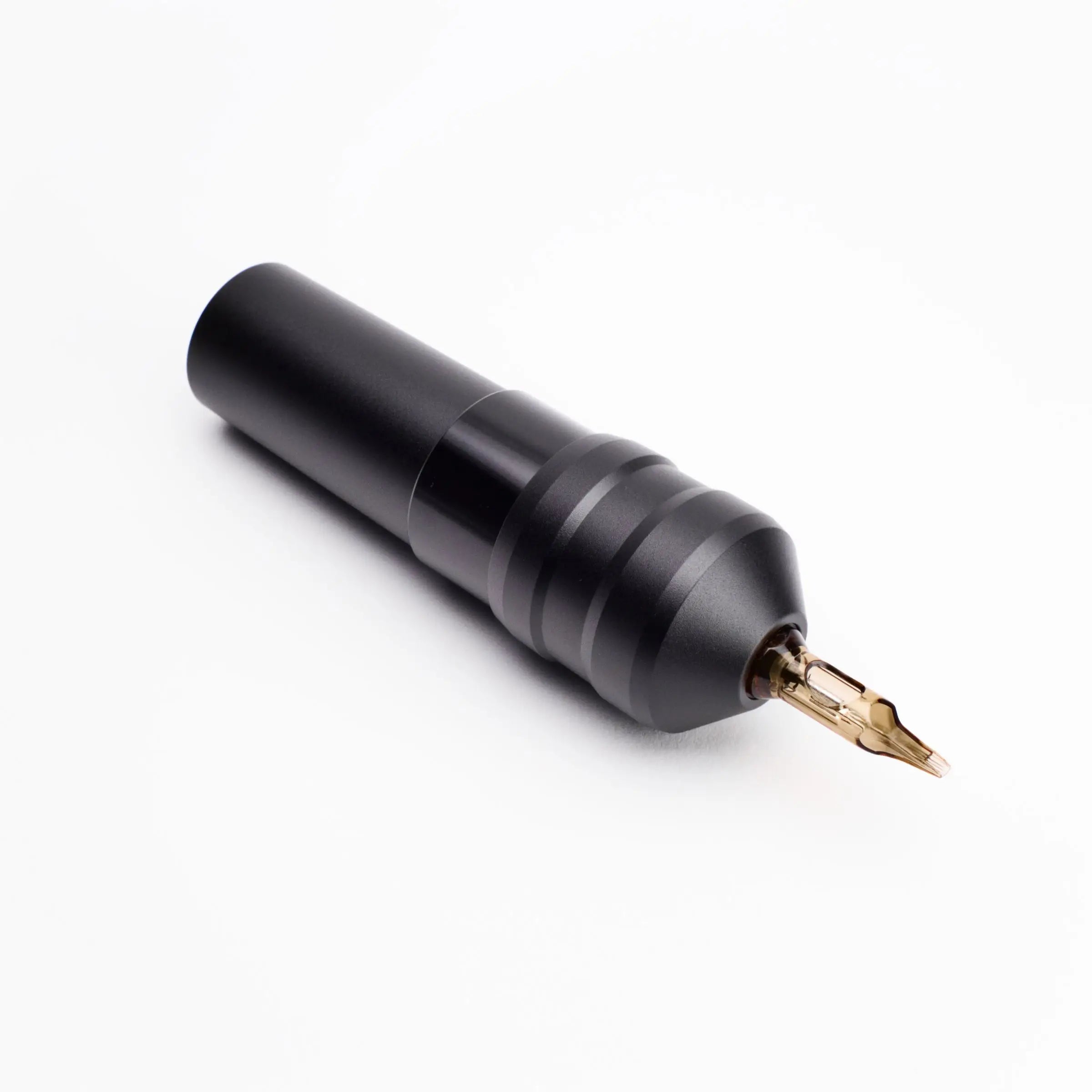 Schwarze ACUS M1 Plus Tattoo-Maschine mit goldfarbenem tip und strukturierter Griffzone für präzises Auftragen von Farben