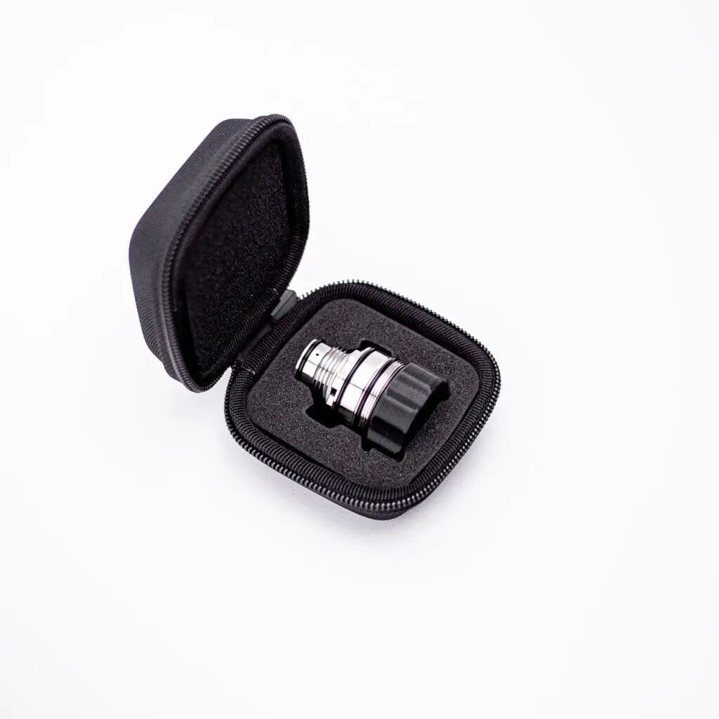 Ein eleganter schwarzer und silberner ACUS Rod Guide Heavy Vape-Mod mit strukturierter Grifffläche in einem schützenden Etui mit Reißverschluss
